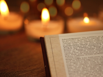本を読むときには手元だけを照らす照明